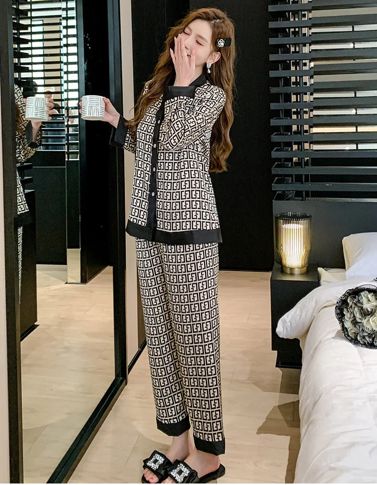 2PcsLarge Größe Frauen Pyjamas Set Gedruckt Homewear Eis Seide Lange Ärmeln Lange Hosen Student Pyjamas Schwarz Strickjacke kann Getragen Werden.