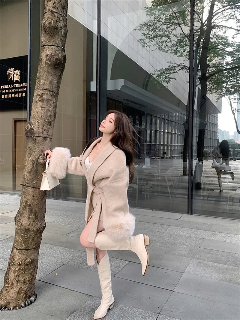 Grauer Wollmantel mit Krawatten-Taillenkollektion für Damen im Herbst und Winter 2024, neuer langärmeliger, lockerer High-End-Cape-Mantel, mittellanges Oberteil