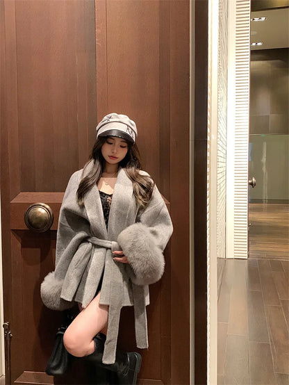 Grauer Wollmantel mit Krawatten-Taillenkollektion für Damen im Herbst und Winter 2024, neuer langärmeliger, lockerer High-End-Cape-Mantel, mittellanges Oberteil