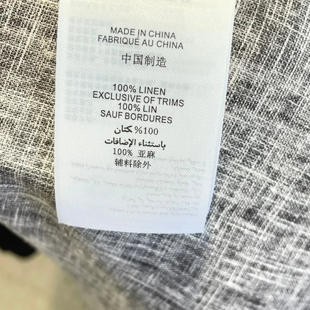 Schwarzes Leinen-Midikleid mit Rokoko-Blumendruck, langen Ärmeln und hoher Taille.