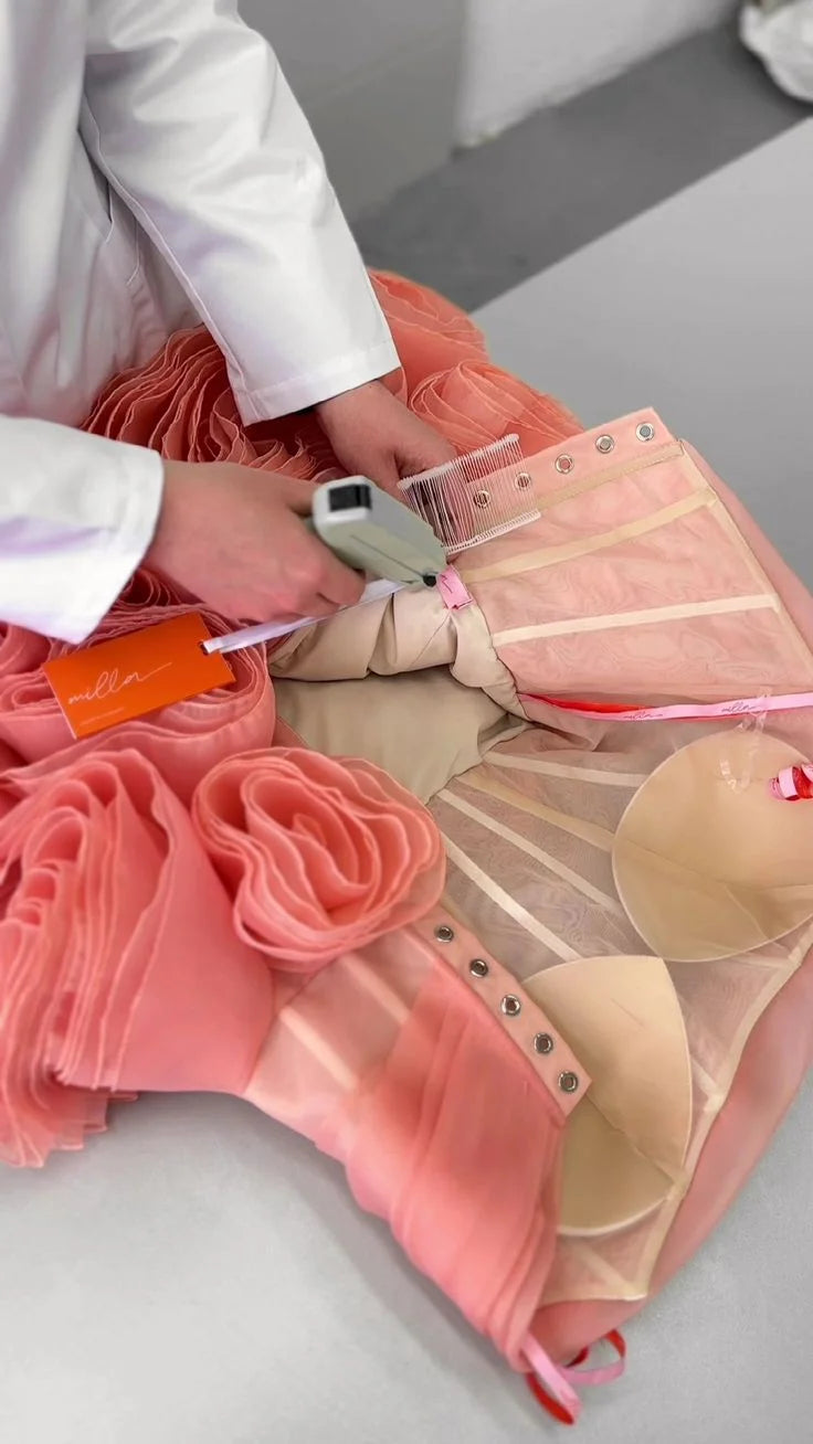 ROSES Lila Elegantes, wunderschönes Ballkleid, trägerloses formelles Tüllkleid mit Falten, gestuftes A-Linien-Abendkleid von Sezuza), maßgeschneidert.