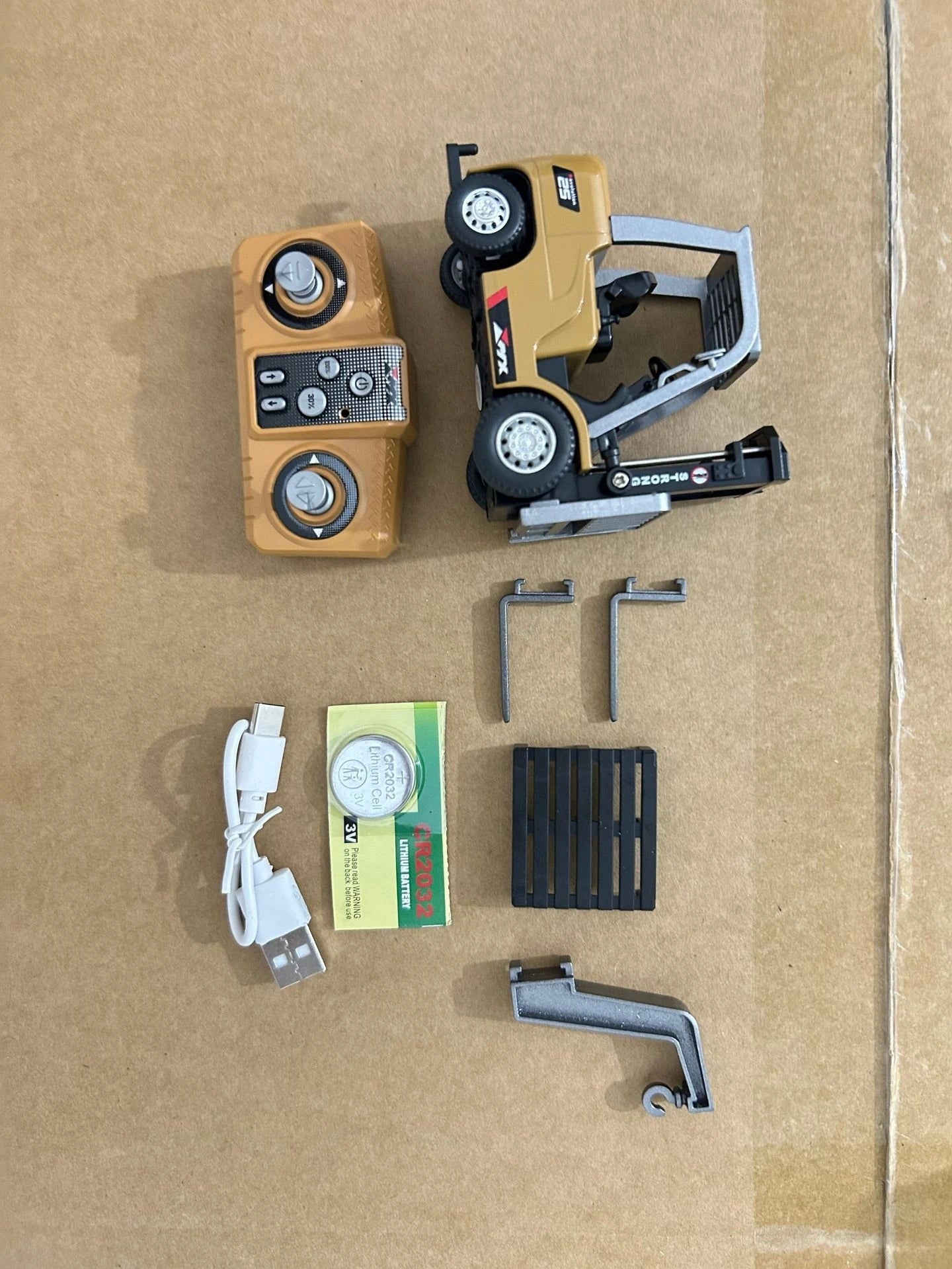 2.4G Tabletop RC Forklift Engineering Vehicle 1/64 Mini Remote Control Alloy Forklift Desktop Toys Model Gift for Boys.