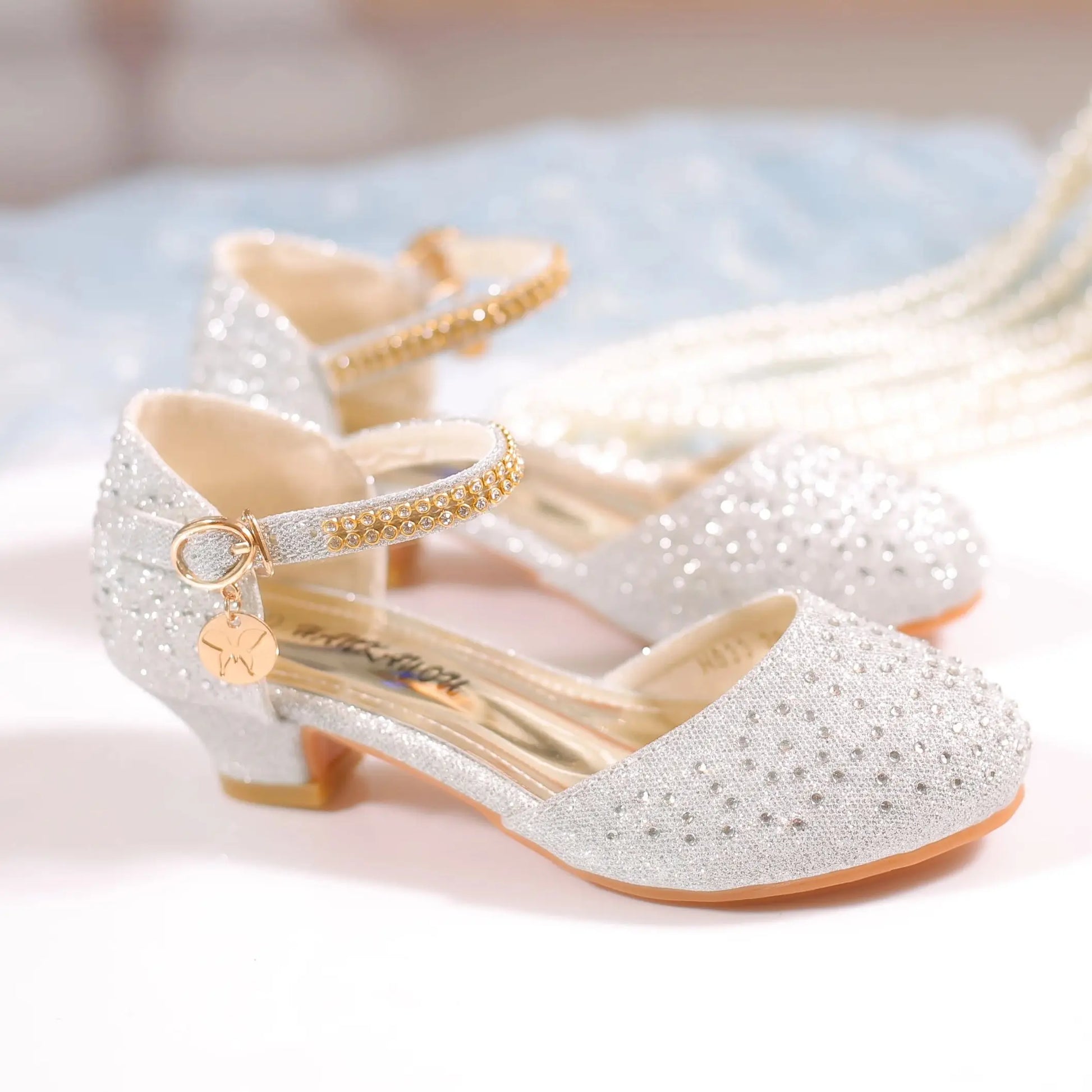 YUNICUS Spring Girls Rhinestone Shiny Princess Shoes Children'S Performance Crystal Shoes Little Girls low Heel Single Shoes.