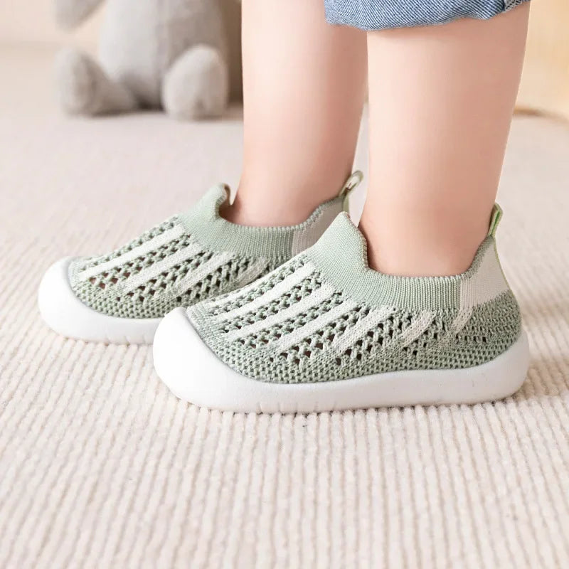 Baby Walking Shoes Summer 2025 New Soft Sole Breathable Mesh Stay-On Anti-Slip Sock Shoes for Infant Boys Girls.