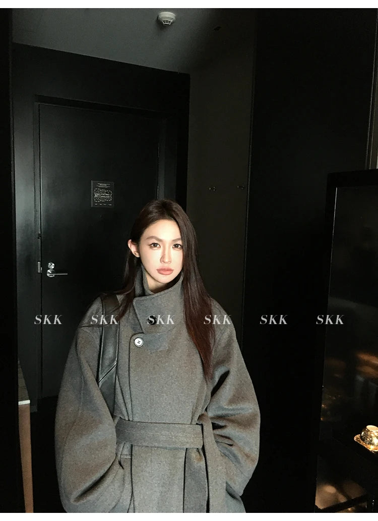 MiiiiX Lässiger Stehkragen, lockerer Wollmantel, mittellang, vielseitige Jacke, Schnür-Taille, Oberbekleidung, 2024, Herbst-Damenkleidung