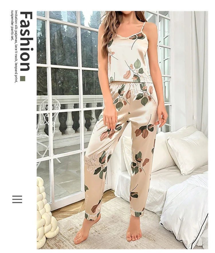 Elegantes Damen-Pyjama-Set aus Satin mit Blattmuster, V-Ausschnitt, Cami-Oberteil und elastische Hose für bequemen Schlaf und Faulenzen.