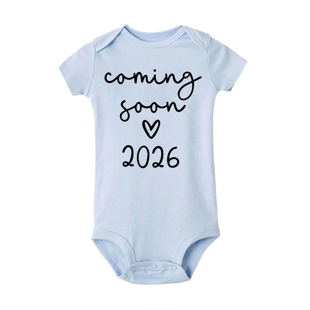 Bald 2026 Baby-Ankündigungskleidung für Neugeborene, Sommer-Bodys für Jungen und Mädchen, Strampler für Schwangere, enthüllt Kleidung.