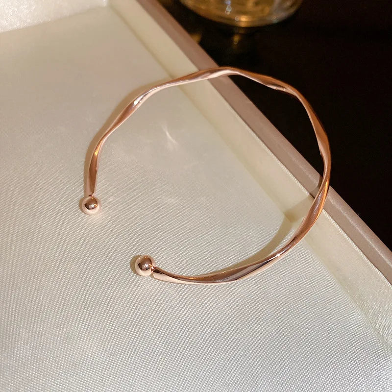 Golden Charm Bangles for Women Minimalism Fashion Twisted Couple Cuff Bracelet 2023 New Trendy Jewelry Girls Wedding Gift.