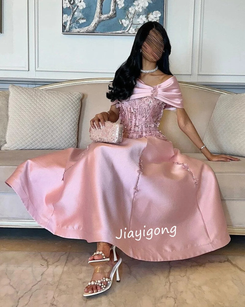 Maßgeschneiderte, elegante, charmeusefarbene, mit Pailletten besetzte, schulterfreie A-Linien-Midikleider, maßgeschneiderter Anlass im chinesischen Stil.