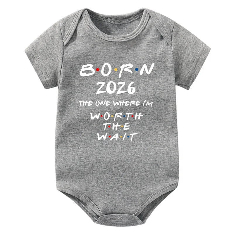 Geboren 2026: Derjenige, wo ich das Warten wert habe. Baby-Strampler, kurzärmeliger Baby-Body, Schwangerschaftsankündigung, Bitrh-Geschenk.
