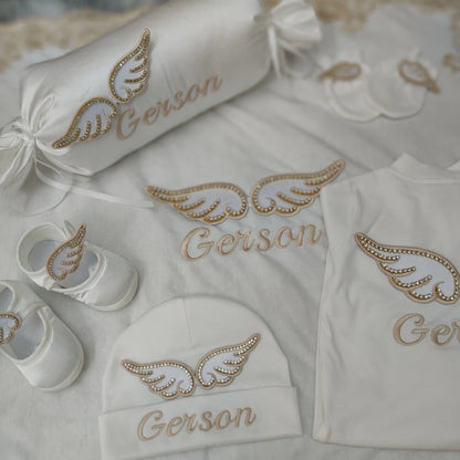 Baby Gold Angle Wings Einzigartige wesentliche Geschenkbox Personalisierter Name Strampler Set Kissen Decke Babyausstattung Outfit Geschlecht offenbaren Geschenke