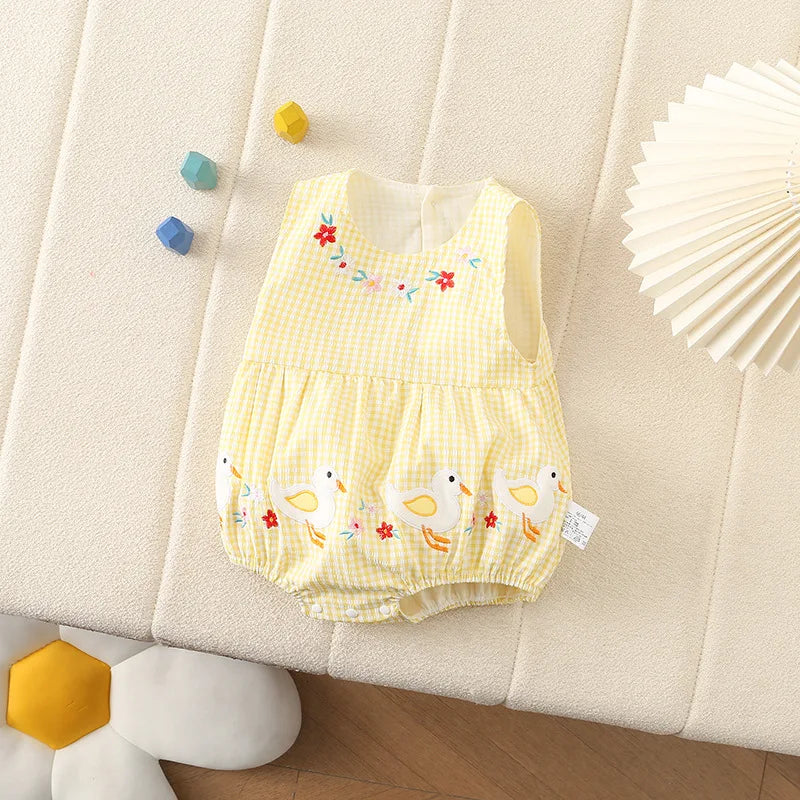0–2 Jahre Neugeborene Kinder, bezaubernder Baby-Mädchen-Strampler aus Baumwollgaze, gelb kariert, bezauberndes besticktes Enten-Design – weich und süß.