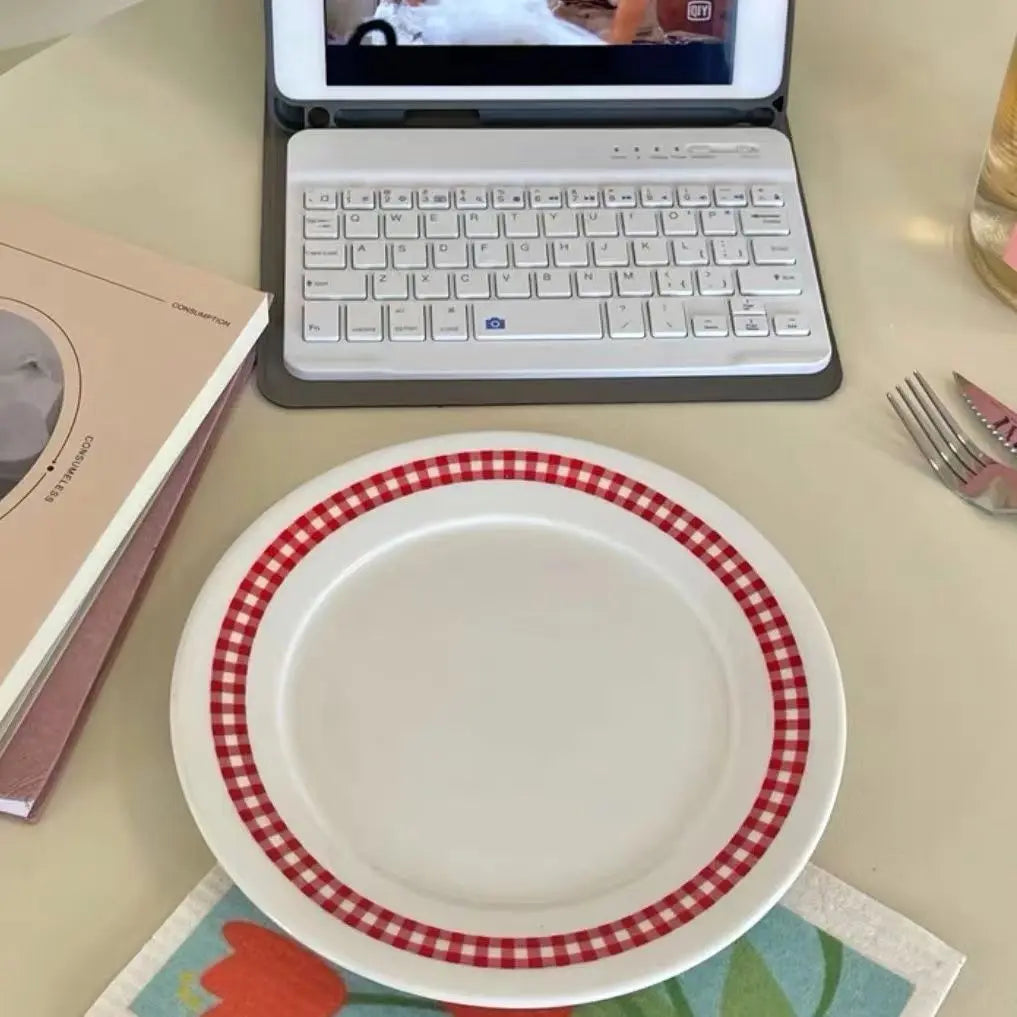 INS High Beauty Plate Vintage French Red Checkered Bear Plate Cute Ceramic Round Plate Dessert Breakfast Creative Dish Circular.