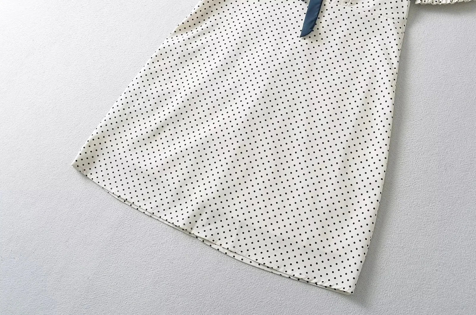 Luxus-Kleider für Damen, 2022, Sommer, kurzes Kleid, sexy, französisches Minikleid, kurzes Puffärmel-Minikleid mit Schleifendetail, Punktedruck.