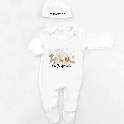 Personalisierter Schlafanzug, neues Baby-Geschenk, Safari-Babygrow, geboren im Jahr 2025, Geschenk zum Ausgehen, Outfit, individueller Baby-Strampler und Mütze.