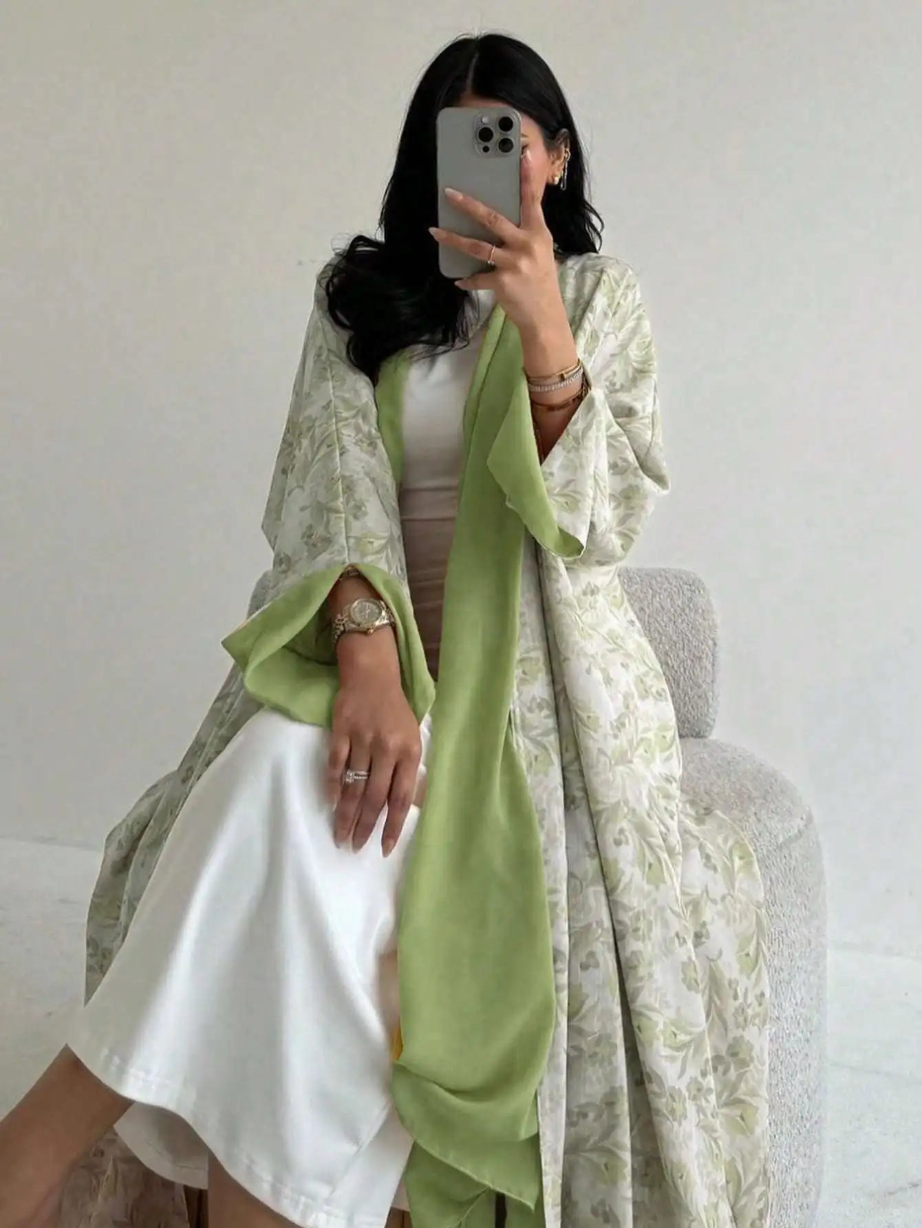 Lockeres, mit Blumenmuster bedrucktes Abaya-Langarmkleid für den orientalischen Nahen Osten für Damen, elegante Robe mit offener Vorderseite ohne Schal.