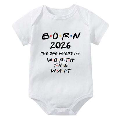 Geboren 2026: Derjenige, wo ich das Warten wert habe. Baby-Strampler, kurzärmeliger Baby-Body, Schwangerschaftsankündigung, Bitrh-Geschenk.