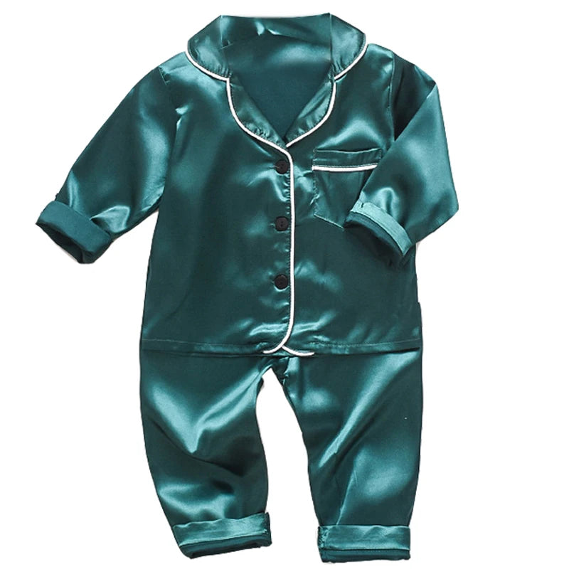Koreanische Version des Kinder-Pyjama-Sets aus Seidensatin mit langen Ärmeln und Hose, zweiteiliges einfarbiges Cartoon-Set für männliche Babys.
