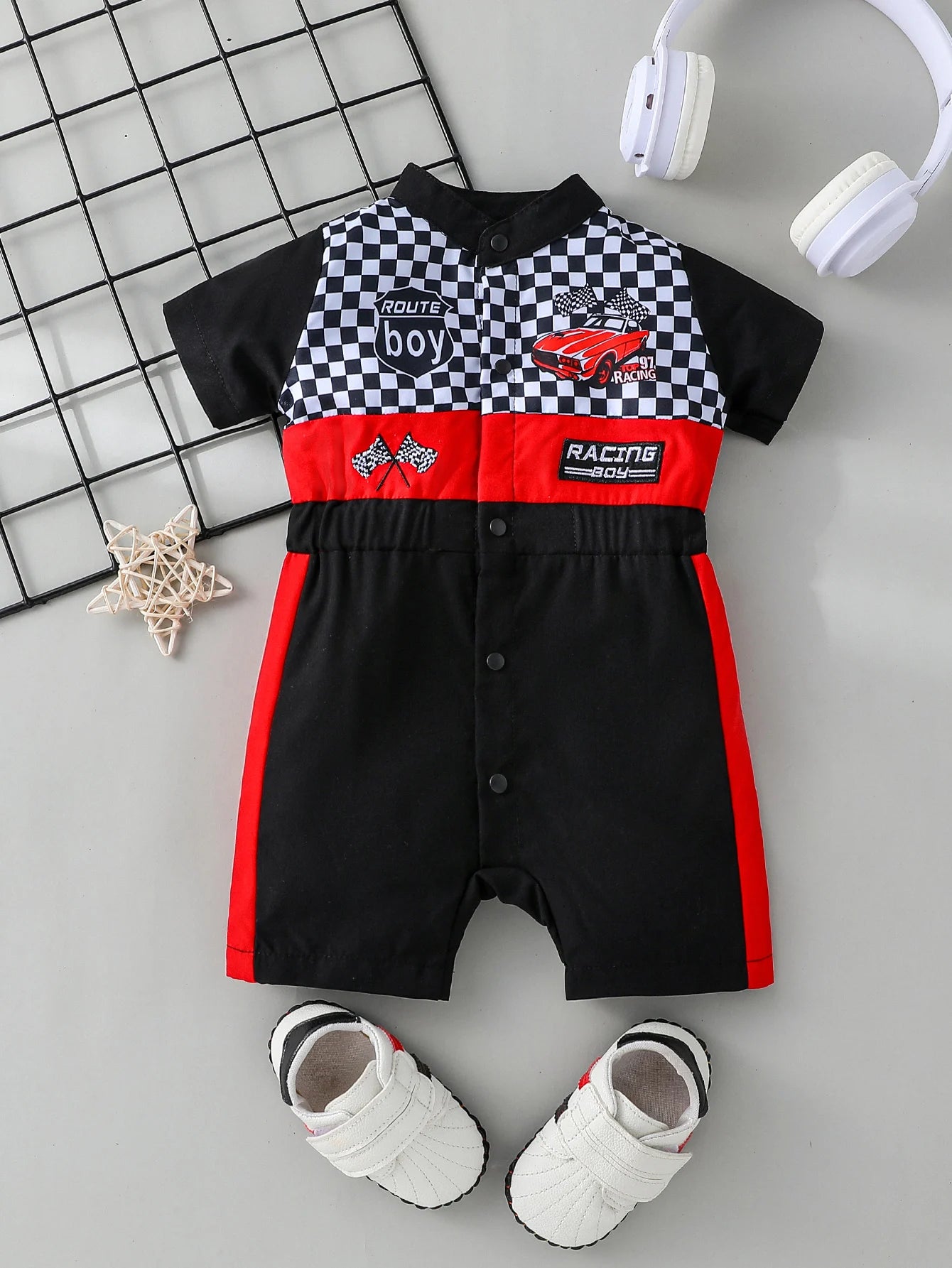 Styling-Anzug für Neugeborene, Mini-Racer-Outfit mit gesticktem Stehkragen und Denim-Overall mit Reißverschluss.