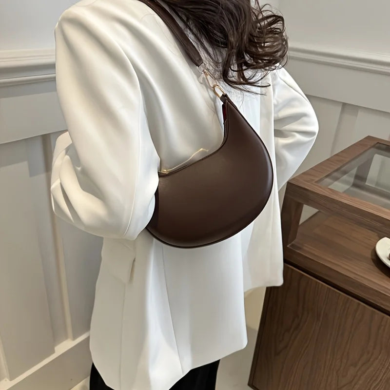 New Fashionable High-end Moon-shaped Baseball Bag, Showing Luxury, Women's Single Shoulder Bag.