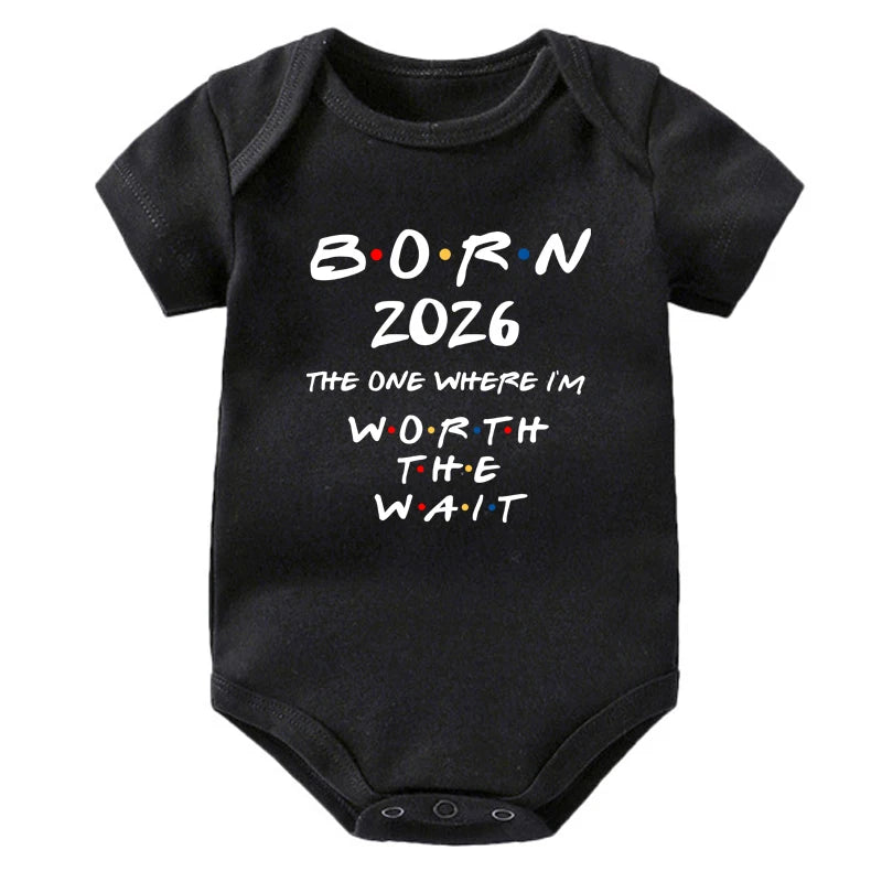 Geboren 2026: Derjenige, wo ich das Warten wert habe. Baby-Strampler, kurzärmeliger Baby-Body, Schwangerschaftsankündigung, Bitrh-Geschenk.