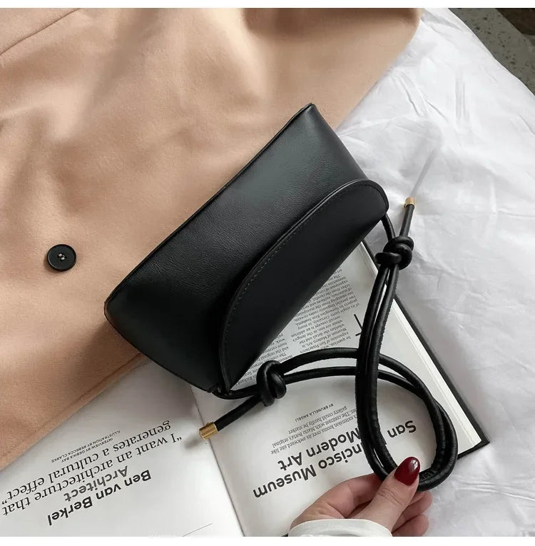 Internet celebrity retro small bag for women in autumn and winter, new trendy crossbody bag, fashionable one shoulder small bag.