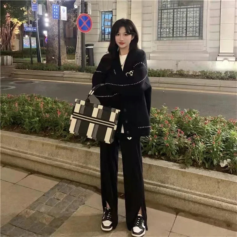 Women's Sweater Coat In Autumn and Winter V-neck Sweaters Jacket To Keep Warm and Loose Wild Academic Style Chic Cardigan.