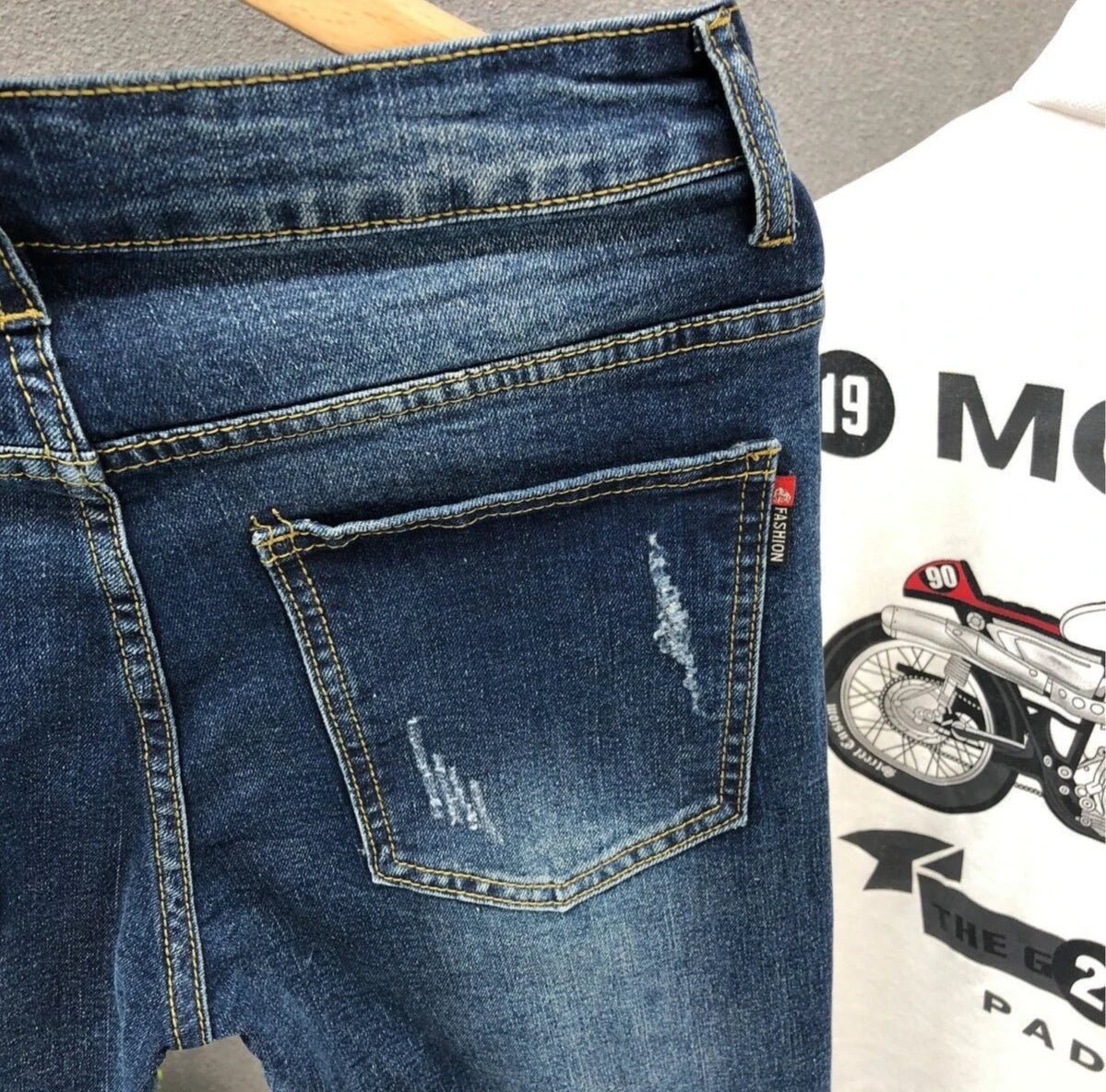 Cropped Jeans for Men Ripped Trousers Broken Korean Fashion Torn Kpop Stacked Trend 2025 Cheap Style with Holes Man Cowboy Pants.