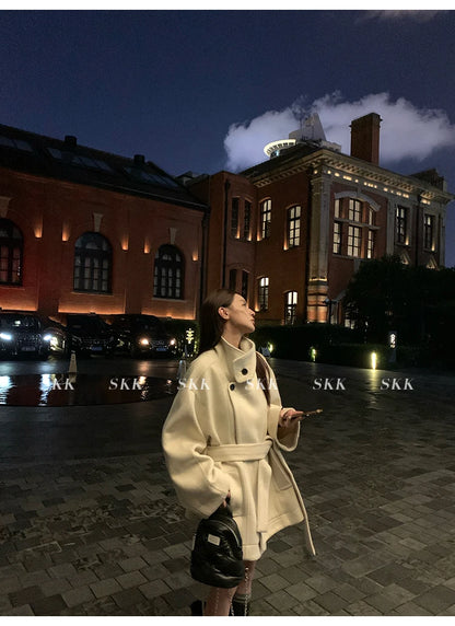 MiiiiX Lässiger Stehkragen, lockerer Wollmantel, mittellang, vielseitige Jacke, Schnür-Taille, Oberbekleidung, 2024, Herbst-Damenkleidung