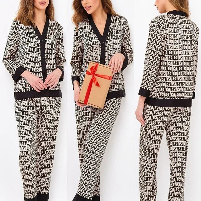 2PcsLarge Größe Frauen Pyjamas Set Gedruckt Homewear Eis Seide Lange Ärmeln Lange Hosen Student Pyjamas Schwarz Strickjacke kann Getragen Werden.