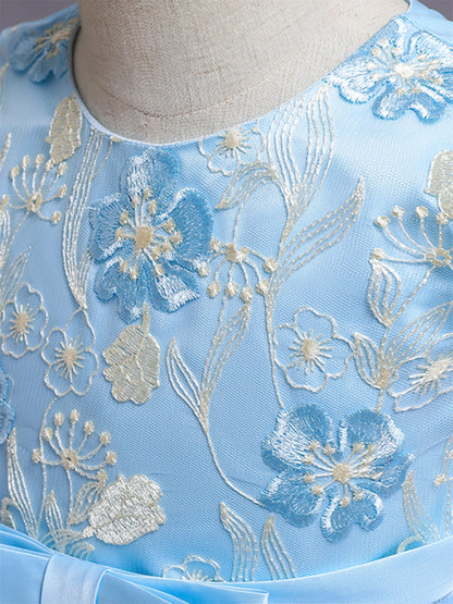 Blumen stickerei Kleid des blauen Mädchens ärmellose schlanke Prinzessin Geburtstags feier Kleid Klavier Performance tragen.
