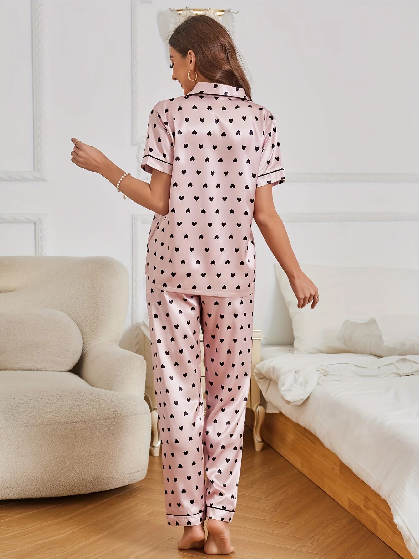 Satin-Pyjama-Set mit Herzdruck, lässig, kurzärmelig, Knöpfe, Revers, Oberteil und elastische Hose, Damen-Nachtwäsche.