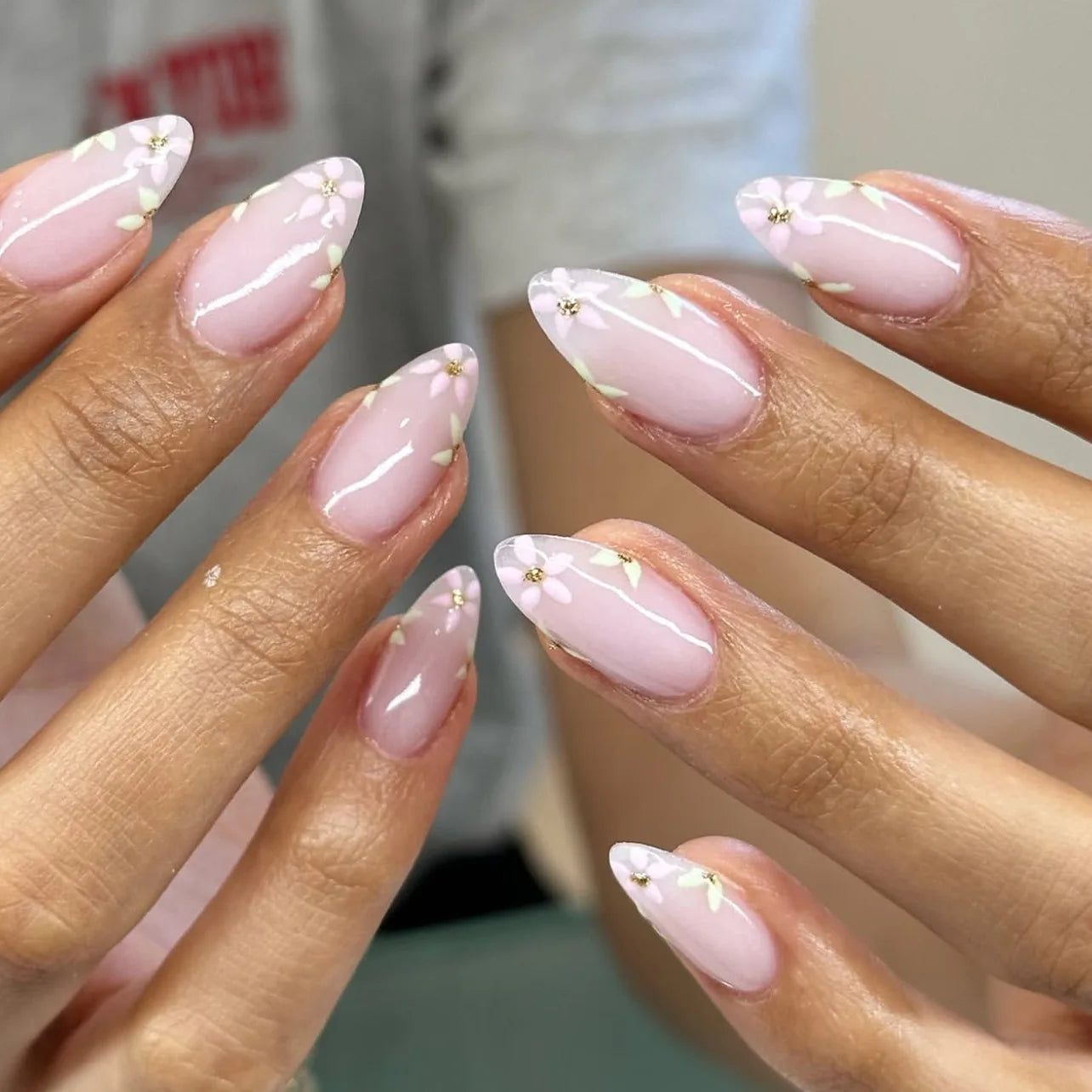 24pcs White Flower Fake Nail Tips Ins Yellow Pink Blush False Nails Wearable Full Cover European Almond Shaped Press on Nails.