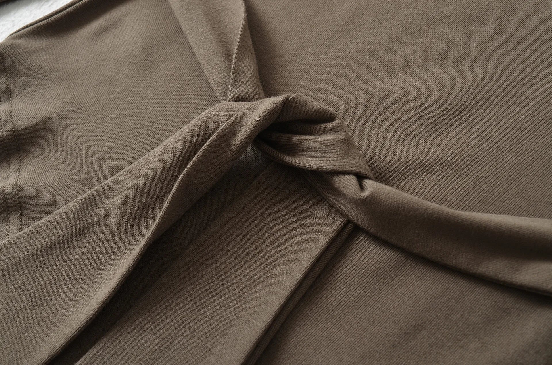 Sexy Long Sleeve T-Shirt Women's Waist Cinched Shoulder Bared Strap Design Autumn 2025 Irregular Halter Neck Top for Trendy Girl.