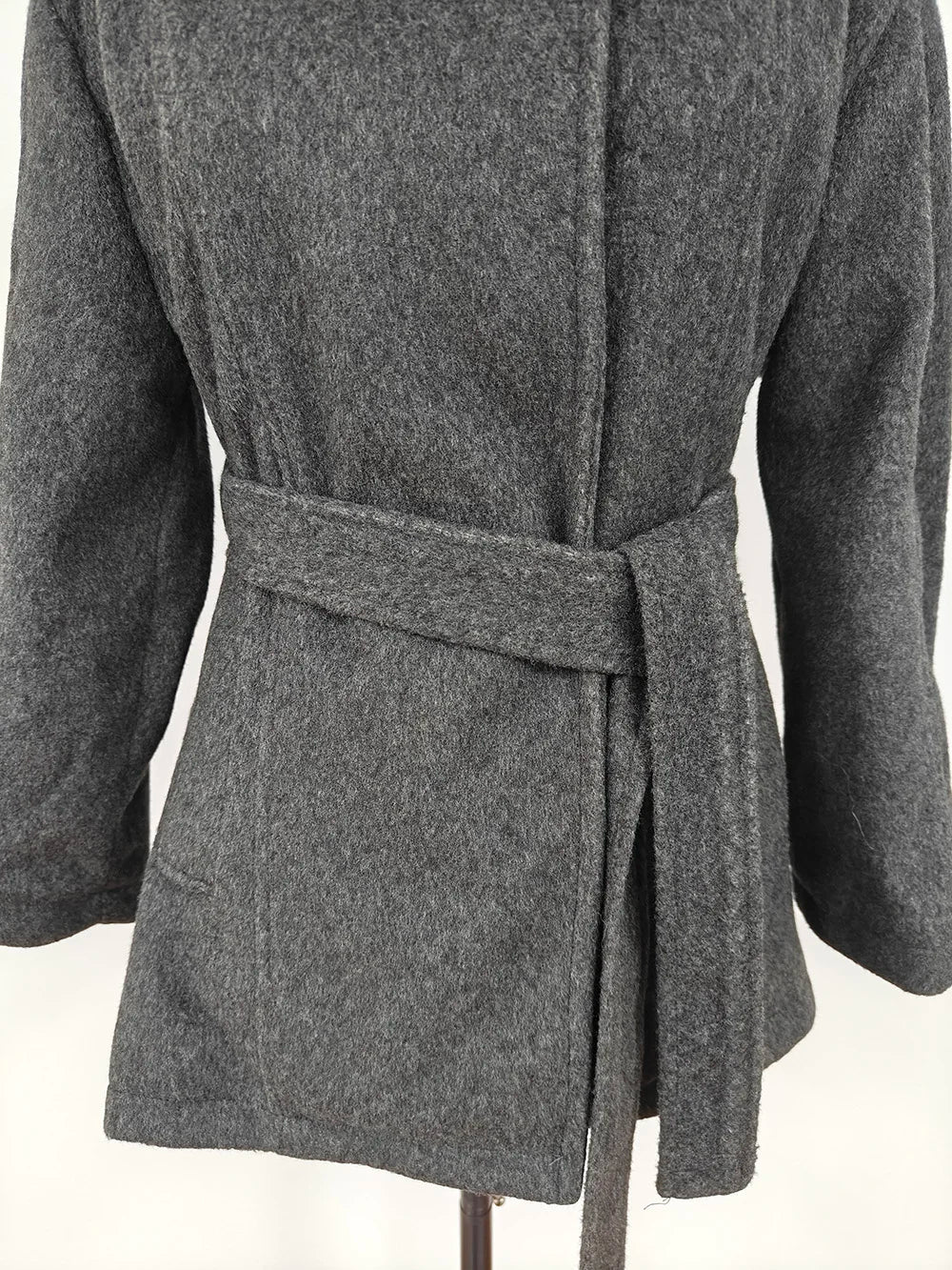 MiiiiX Lässiger Stehkragen, lockerer Wollmantel, mittellang, vielseitige Jacke, Schnür-Taille, Oberbekleidung, 2024, Herbst-Damenkleidung.