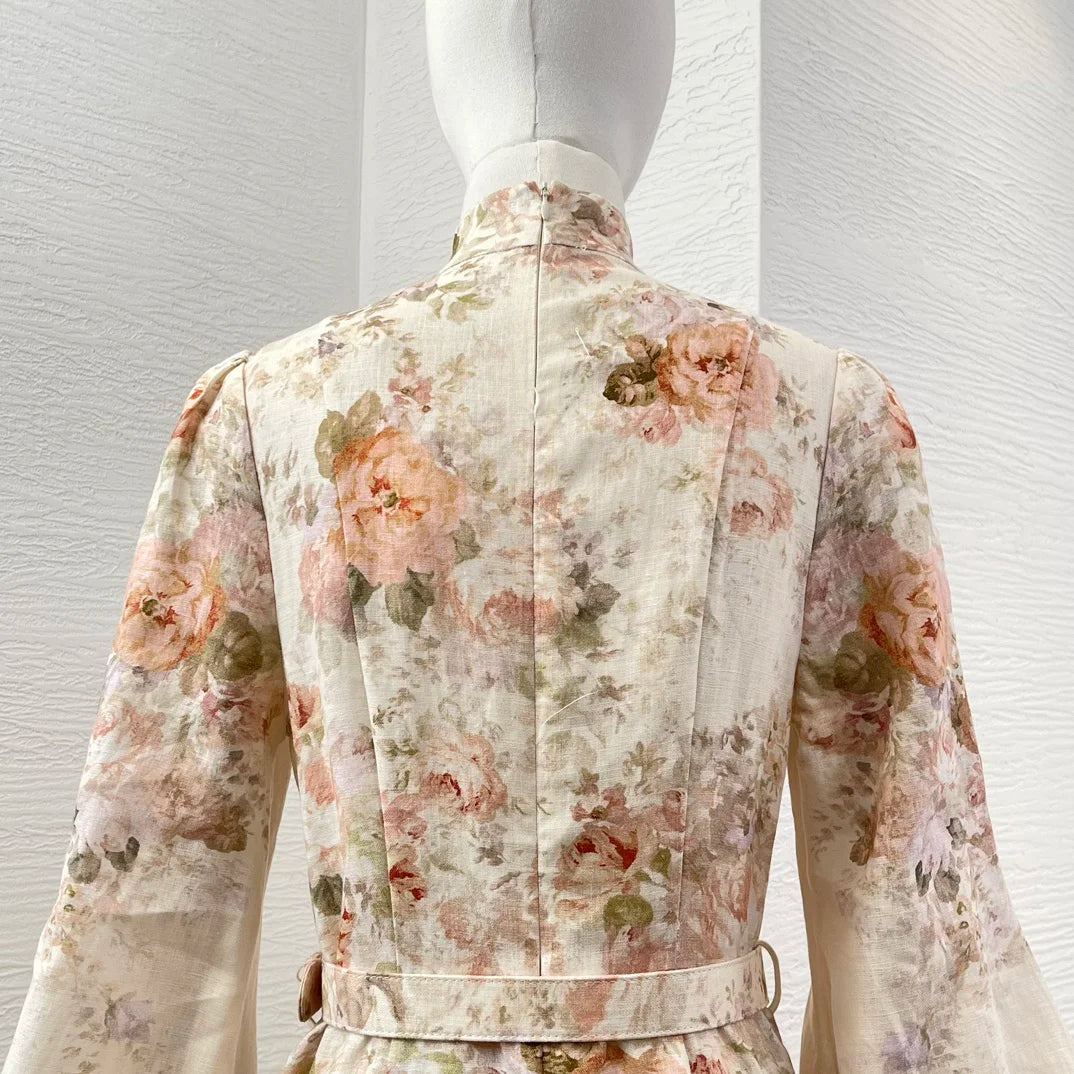 Schwarzes Leinen-Midikleid mit Rokoko-Blumendruck, langen Ärmeln und hoher Taille.