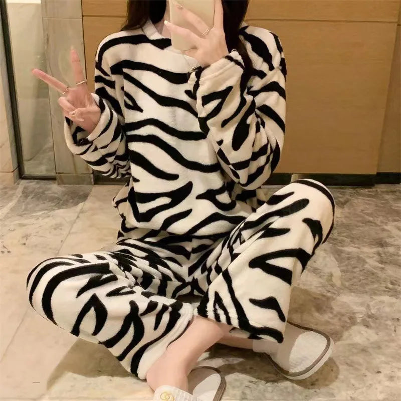Zebra-gestreifter Korallensamt-Pyjama, Homewear-Anzug für Damen, Herbst und Winter, neuer Heimanzug, gepolsterte und verdickte warme Kleidung.
