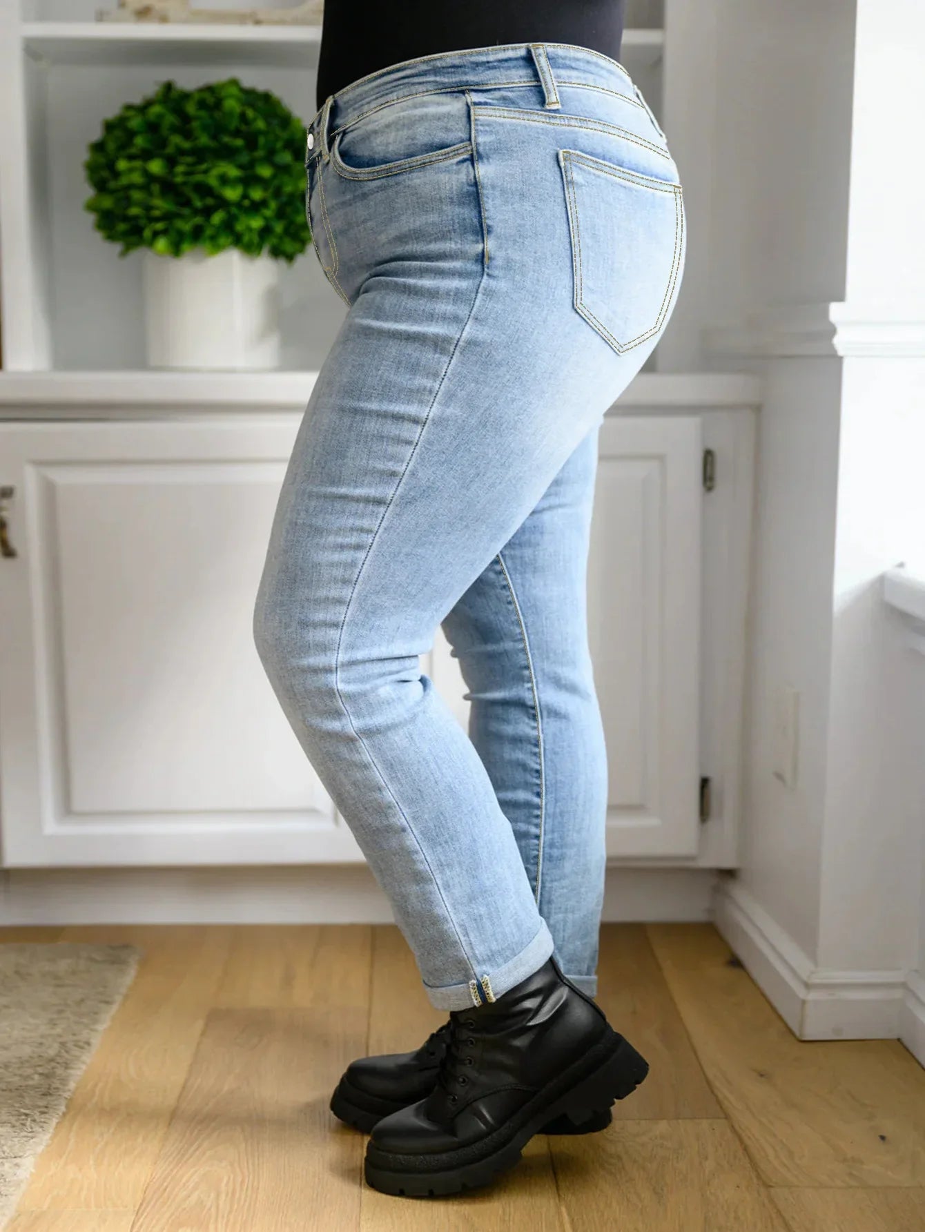 Classic Elastic Slim Fit Denim Jeans Mid Waist Cotton Blue Jeans Women's plus Size Jeans Fashionable Versatile Light Blue.