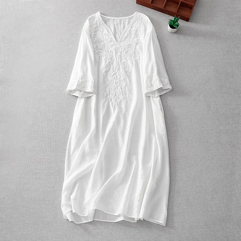 Neuankömmling 2024 Sommer Kunst Stil Frauen Kurzarm V-Ausschnitt lockeres Kleid Vintage Stickerei solide weiße A-Linie lange Kleider.