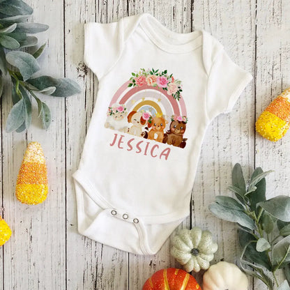 Personal isierte Baby Bodysuit Regenbogen Tier mit Namen Säugling Overalls Neugeborenen Wild One Outfits Stram pler Baby Geburtstag Dusche Geschenke