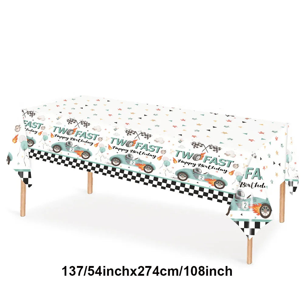 Rennwagen-Thema, zwei schnelle Jungen, Partydekorationen zum 2. Geburtstag für Rennwagen, karierte Flaggen, Rennrad, Einweggeschirr.