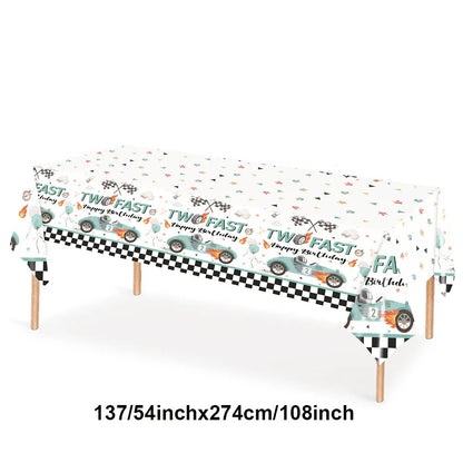 Rennwagen-Thema, zwei schnelle Jungen, Partydekorationen zum 2. Geburtstag für Rennwagen, karierte Flaggen, Rennrad, Einweggeschirr.