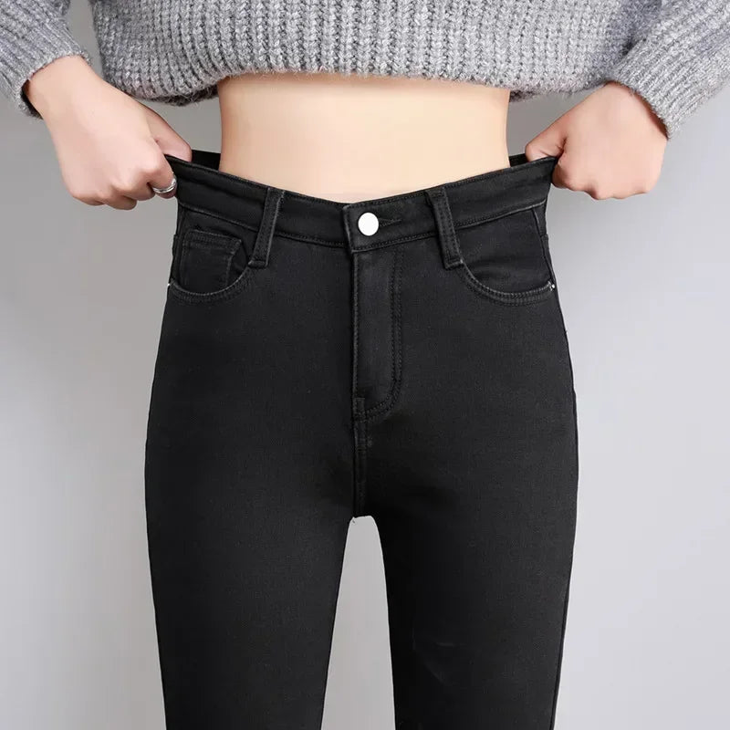Frauen Thermische Dünne Jeans Mom Winter Warme Plüsch Stretch Jeans Dame Fleece Schnee Denim Hosen Student Bleistift Gerade Bein Hosen.