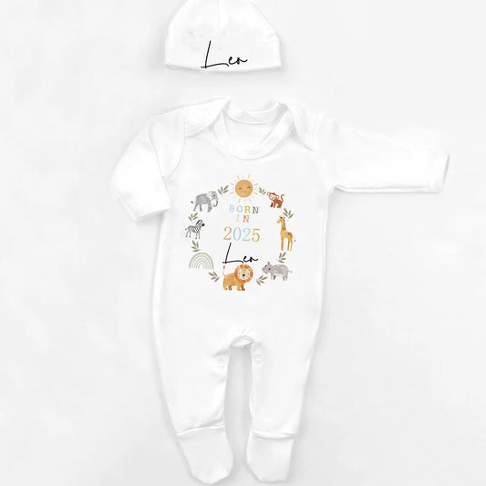 Personalisierter Schlafanzug, neues Baby-Geschenk, Safari-Babygrow, geboren im Jahr 2025, Geschenk zum Ausgehen, Outfit, individueller Baby-Strampler und Mütze.