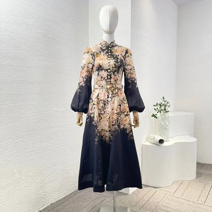 Schwarzes Leinen-Midikleid mit Rokoko-Blumendruck, langen Ärmeln und hoher Taille.