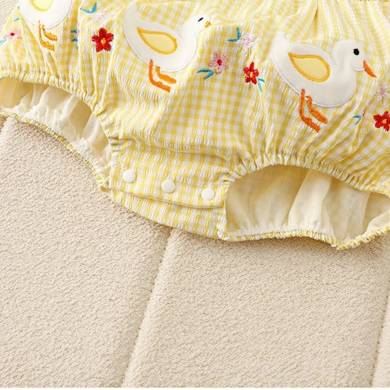 0–2 Jahre Neugeborene Kinder, bezaubernder Baby-Mädchen-Strampler aus Baumwollgaze, gelb kariert, bezauberndes besticktes Enten-Design – weich und süß.