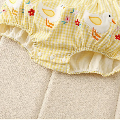 0–2 Jahre Neugeborene Kinder, bezaubernder Baby-Mädchen-Strampler aus Baumwollgaze, gelb kariert, bezauberndes besticktes Enten-Design – weich und süß.