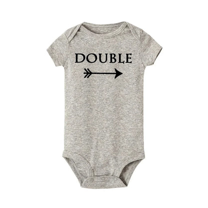 Neugeborenen Baby Bodys Doppel Ärger Twin Kinder Unisex Kurzarm Strampler Playsuits Outfits Jungen Mädchen Geboren Krabbeln Kleidung