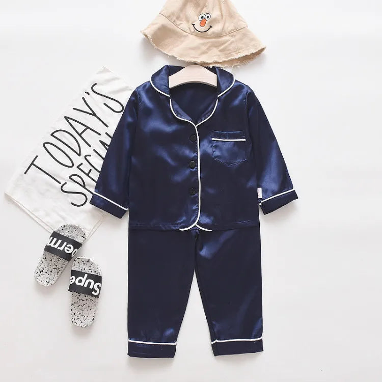 Koreanische Version des Kinder-Pyjama-Sets aus Seidensatin mit langen Ärmeln und Hose, zweiteiliges einfarbiges Cartoon-Set für männliche Babys.