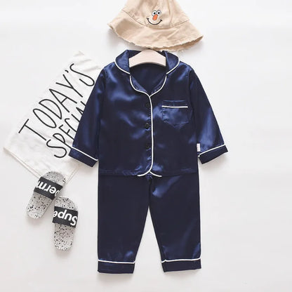 Koreanische Version des Kinder-Pyjama-Sets aus Seidensatin mit langen Ärmeln und Hose, zweiteiliges einfarbiges Cartoon-Set für männliche Babys.